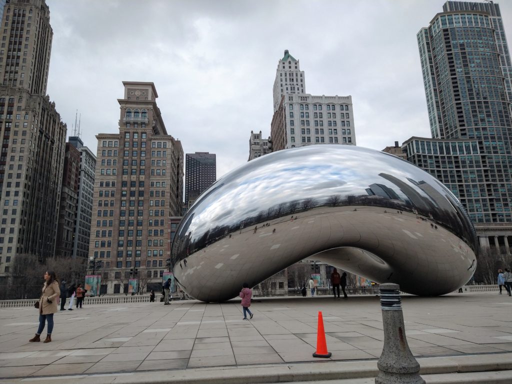 A photo of Anish Kapoor's Cloud Gate sculpture and its surroundings in Chicago